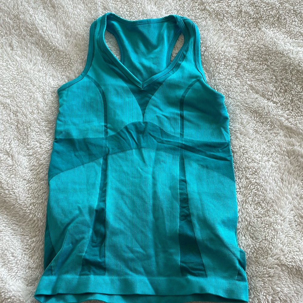 Lululemon seamless XS tank with built in bra